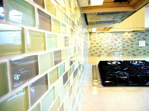 πολύχρωμες γυάλινες δημιουργικές ιδέες καθρέφτη κουζίνας σχεδιασμός κουζινών
