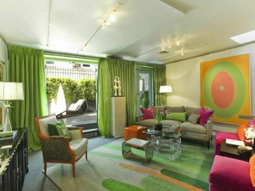 πολύχρωμη πράσινη επίπλωση σαλόνι κουρτίνες καναπέ πολυθρόνα ροζ γκρι