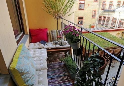 πολύχρωμοι πάγκοι απολαμβάνουν ένα ζεστό μπαλκόνι μικρό ευχάριστα φρέσκο ​​ήλιο