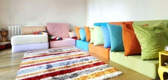ιδέες για καναπέ πολύχρωμα μαξιλάρια δαπέδου