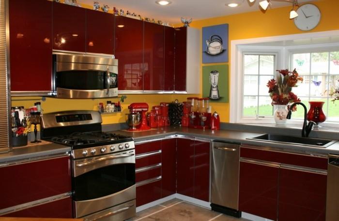 πολύχρωμο κίτρινο τοίχο σκούρο κόκκινο ντουλάπια κουζίνας όμορφη τέχνη τοίχου