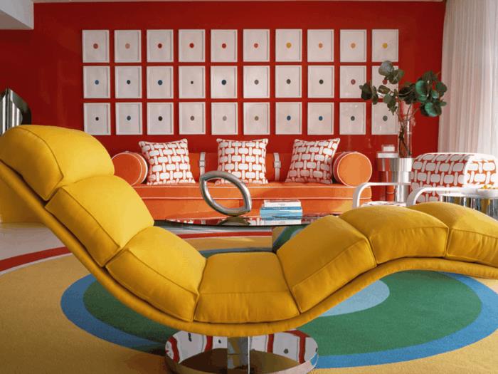 πολύχρωμες ιδέες διακόσμησης επίπλων κίτρινη καρέκλα κόκκινος τοίχος πορτοκαλί καναπές