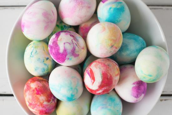 πολύχρωμα ombre που χρωματίζουν πασχαλινά αυγά
