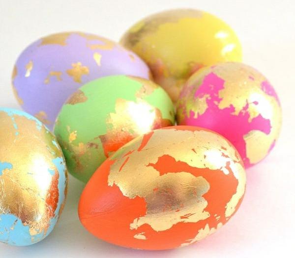 πολύχρωμα πασχαλινά αυγά ζωγραφίζοντας πασχαλινά αυγά χρυσές πινελιές ετερόκλητες