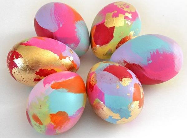 πολύχρωμα πασχαλινά αυγά ζωγραφίζοντας πασχαλινά αυγά σε χρυσές πινελιές