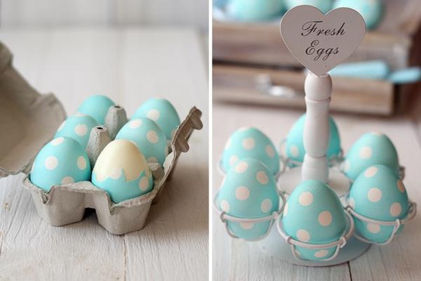 πολύχρωμα Πασχαλινά αυγά ανοιχτό μπλε με διάστικτο σχέδιο πασχαλινά αυγά