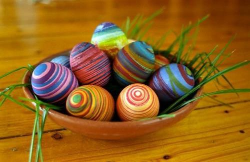 πολύχρωμα αυγά του Πάσχα ιδέα διακόσμηση φεστιβάλ καλάθι γρασίδι