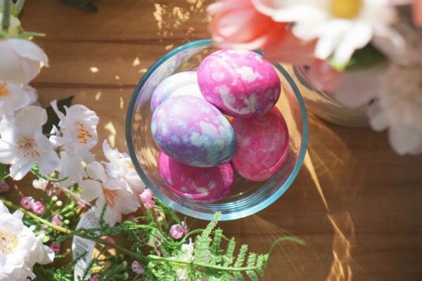 Χρωματισμός πολύχρωμων Πασχαλινών αυγών με περιτύλιγμα φυσαλίδων