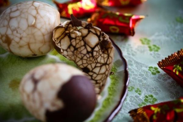 πολύχρωμα Πασχαλινά αυγά Πασχαλινά διακοσμητικά τραπέζι οικογένεια φεστιβάλ