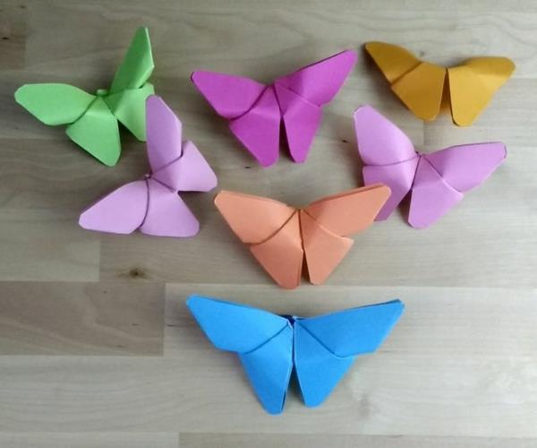 πολύχρωμες πεταλούδες από χαρτί
