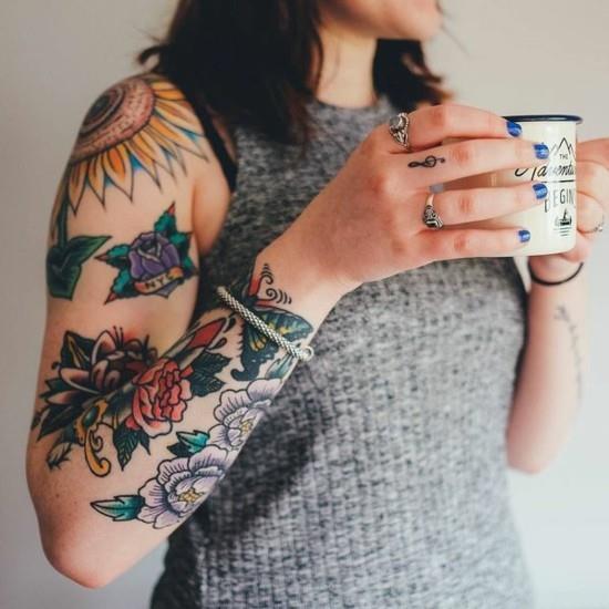 πολύχρωμες πεταλούδες τριαντάφυλλα ιδέες τατουάζ μανίκι για γυναίκες