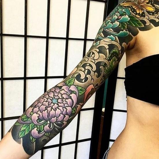 πολύχρωμες ιδέες τατουάζ μανικιών με λουλούδια