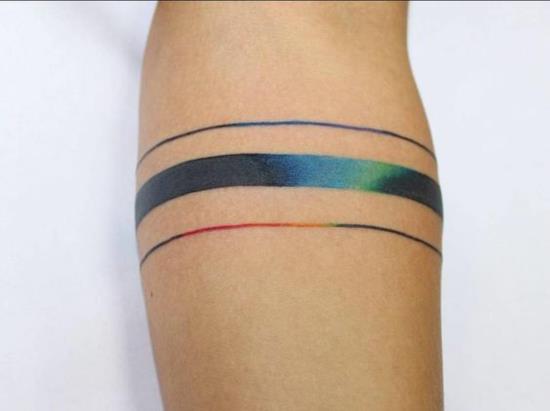 πολύχρωμο τατουάζ βραχιόλι με ρίγες