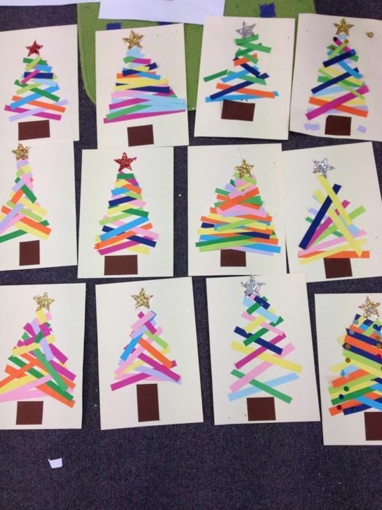 πολύχρωμες ρίγες από χάρτινα χριστουγεννιάτικα χαρτιά