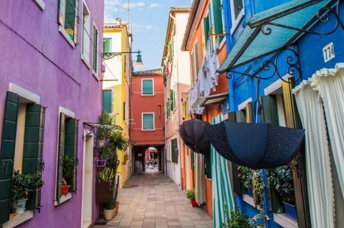 πολύχρωμα χρώματα Η Βενετία συναρπάζει πολλούς επισκέπτες