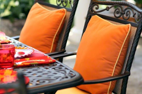 πολύχρωμο σχέδιο κήπου πορτοκαλί μαξιλάρια τραπέζι καρέκλας