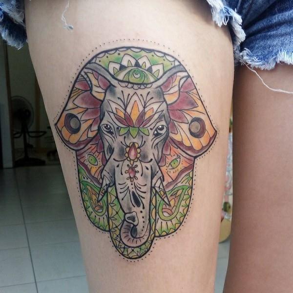 πολύχρωμο τατουάζ hamsa με μηρό ελέφαντα
