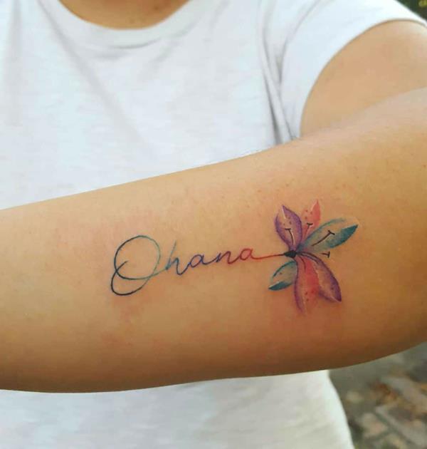 πολύχρωμο λουλούδι γραμματοσειράς τατουάζ ohana