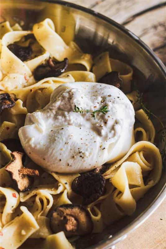 burrata συνταγή ταλιατέλες με chanterelles