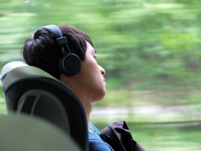 ταξίδι λεωφορείο διακοπές ταξίδι αγόρι ακούγοντας ακουστικά σε μουσική