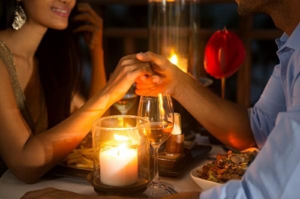 ιδέα δώρου γάμου δείπνο υπό το φως των κεριών