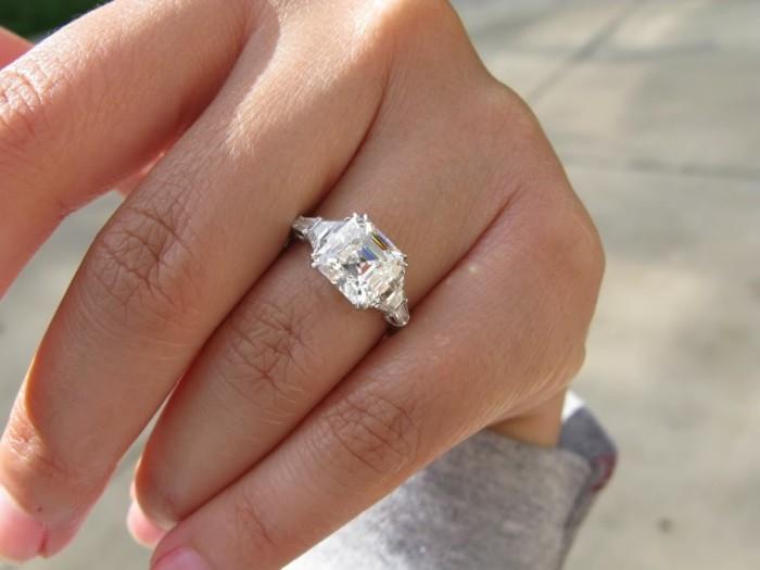 Δαχτυλίδι αρραβώνων Carre που επιλέγει το σωστό διαμαντένιο δαχτυλίδι