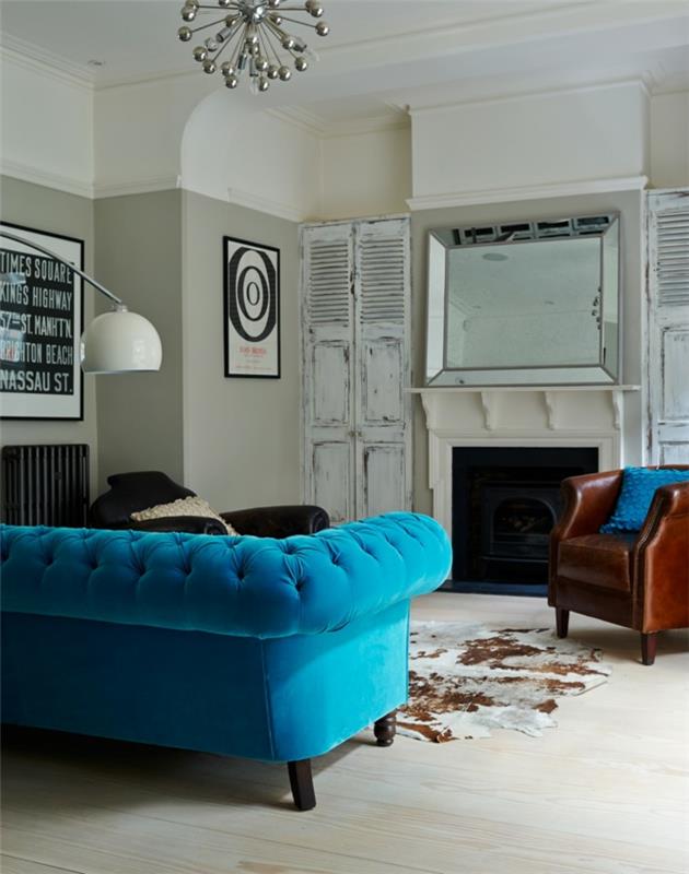 chesterfield καναπές μπλε κομψό γούνινο χαλί τζάκι λευκοί τοίχοι
