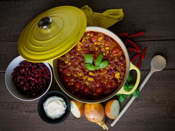 chili sin carne συνταγή φασόλια καλαμποκιού κρεμμύδια ντομάτες βασιλικός