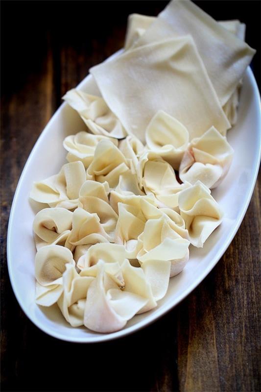 Κινέζικη σούπα wonton που διπλώνει ζυμαρικά wonton