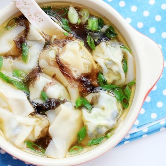 προετοιμασία κινέζικης σούπας wonton wonton