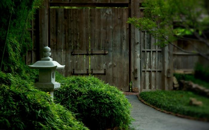 κινέζικος κήπος μπαμπού πέτρινα φανάρια κήπος φράχτη πόρτα ξύλο