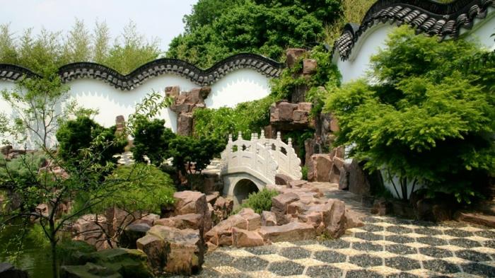 κινεζικός κήπος τοίχος κήπου φυσικές πέτρες πέτρινη γέφυρα