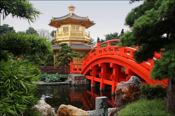 κινεζικός κήπος κόκκινη γέφυρα λίμνη κωνοφόρων ναός παραδοσιακός