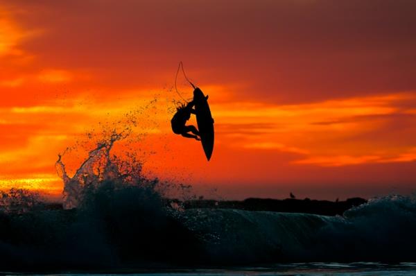 chris burkard φωτογραφία surfer ηλιοβασίλεμα νερό