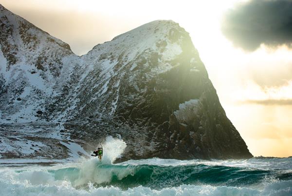 ο chris burkard σκηνοθετησε φωτογραφια surfer sea