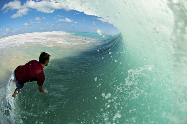 ο chris burkard σκηνογράφησε τη φωτογραφία φωτογραφίζοντας το σέρφερ του νερού