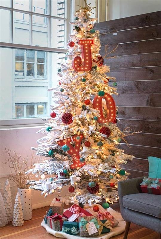 Διακοσμήσεις χριστουγεννιάτικων δέντρων σε ένα διαμέρισμα πόλης