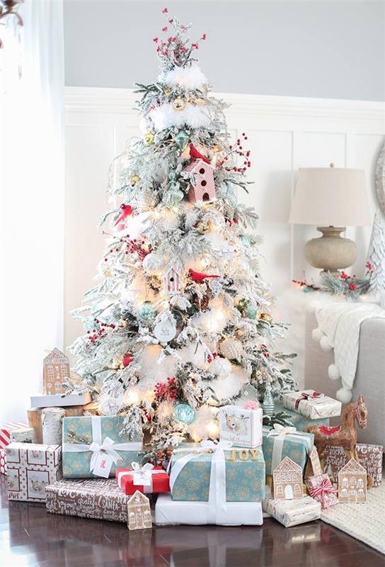Διακοσμήσεις χριστουγεννιάτικων δέντρων με μεγάλα δώρα από κάτω