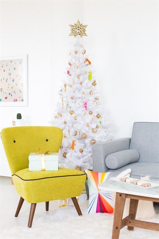 Καναπές διακοσμήσεων χριστουγεννιάτικων δέντρων σε κίτρινο χρώμα
