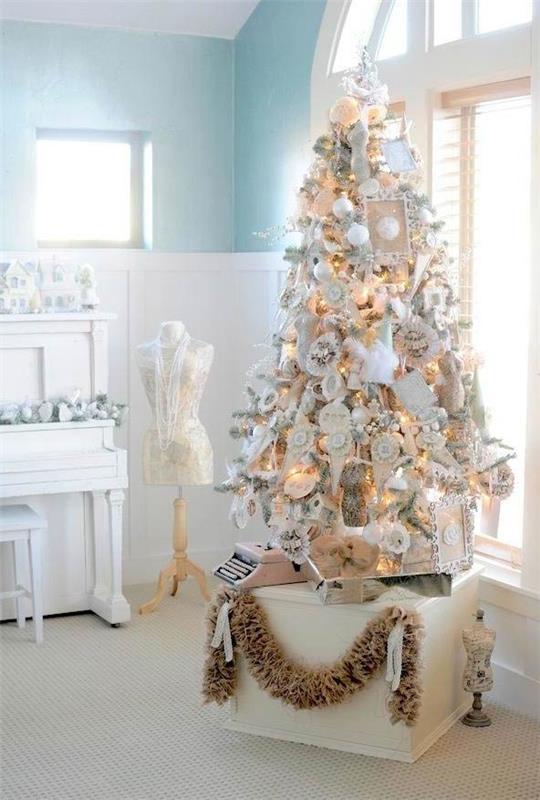 Διακοσμήσεις χριστουγεννιάτικων δέντρων παραδοσιακές και λευκές