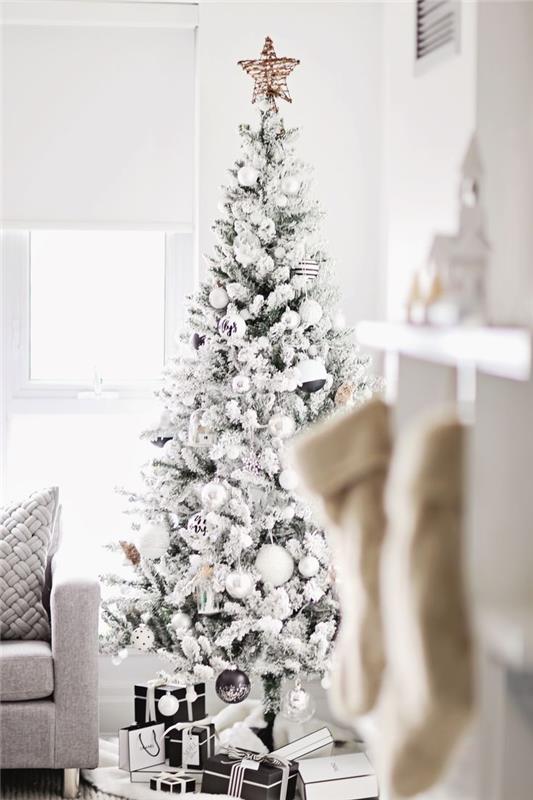 Διακόσμηση χριστουγεννιάτικου δέντρου λευκό και μινιμαλιστικό
