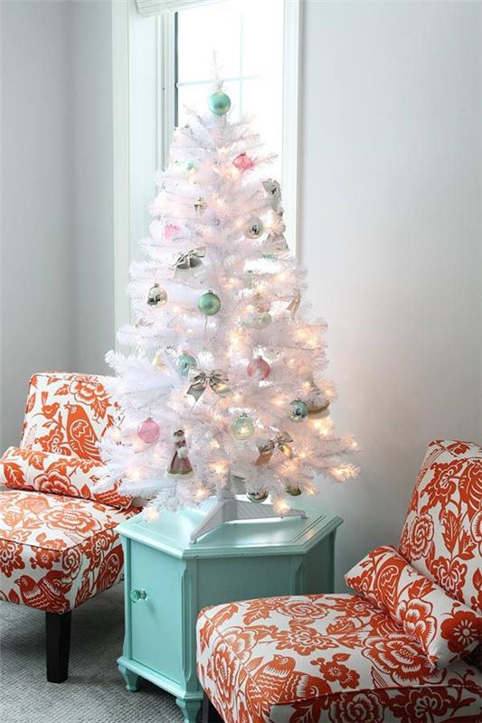 Διακόσμηση χριστουγεννιάτικου δέντρου μεταξύ δύο καθισμάτων