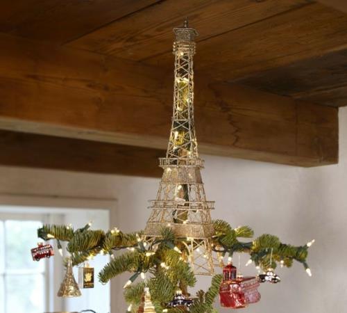 χριστουγεννιάτικο δέντρο πάνω από τον πύργο του Άιφελ με αλυσίδα φώτων