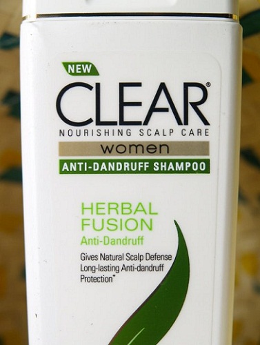 „Clear Women Herbal Fusion“ nuo pleiskanų šampūnas