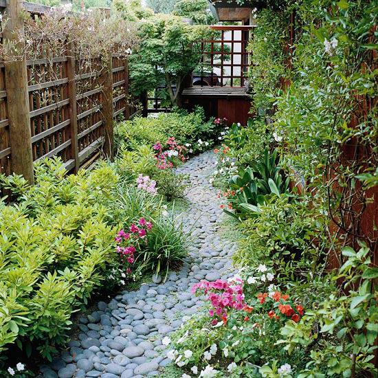 έξυπνο σχέδιο κήπου φράχτη πλακόστρωτες πέτρες φυτά λουλούδια