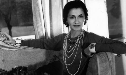 coco chanel στον καναπέ
