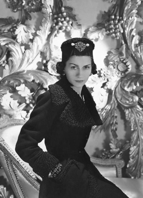 coco chanel σε μια ευγενική ατμόσφαιρα