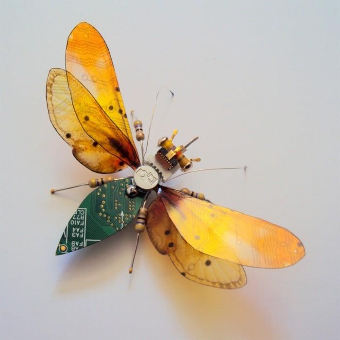 ανταλλακτικά υπολογιστή ανακυκλώνοντας κίτρινα φτερά τέχνη εντόμων