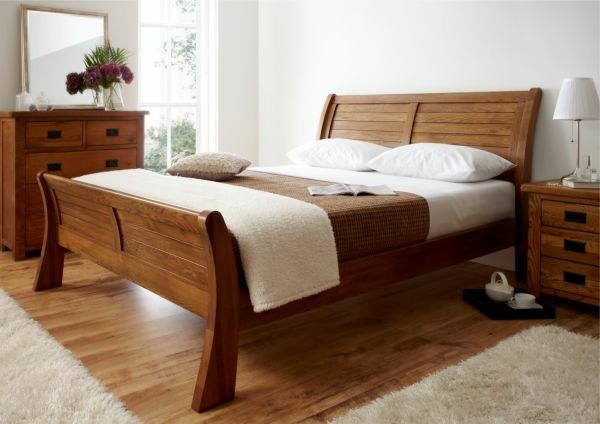 δροσερά κρεβάτια σε αποικιακό στιλ, υπέροχο κρεβάτι έλκηθρο φυσικά ξύλο