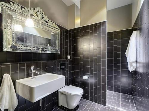 δροσερές φωτογραφίες μπάνιου μαύρο λευκό καθρέφτη νιπτήρα κεραμιδιών